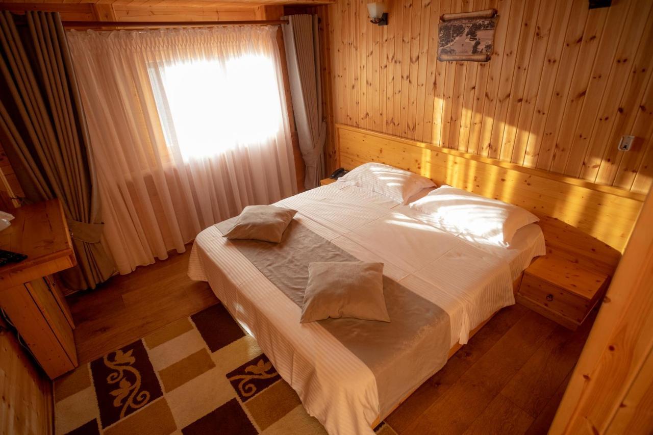 Hotel Shpija E Gjyshit Canaj Exterior photo